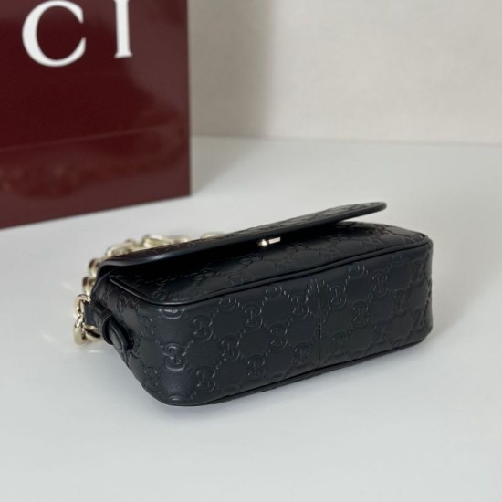 Repliche Perfette Gucci 847448 Borsa a tracolla piccola GG Emblem Nero Imitazioni False Online