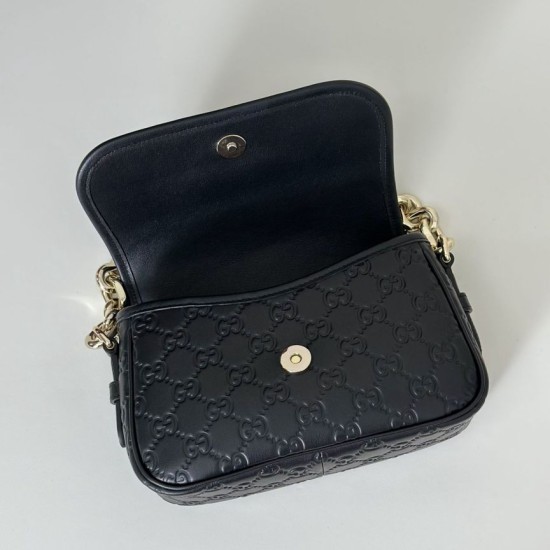 Repliche Perfette Gucci 847448 Borsa a tracolla piccola GG Emblem Nero Imitazioni False Online
