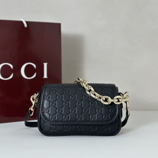 Repliche Perfette Gucci 847448 Borsa a tracolla piccola GG Emblem Nero Imitazioni False Online