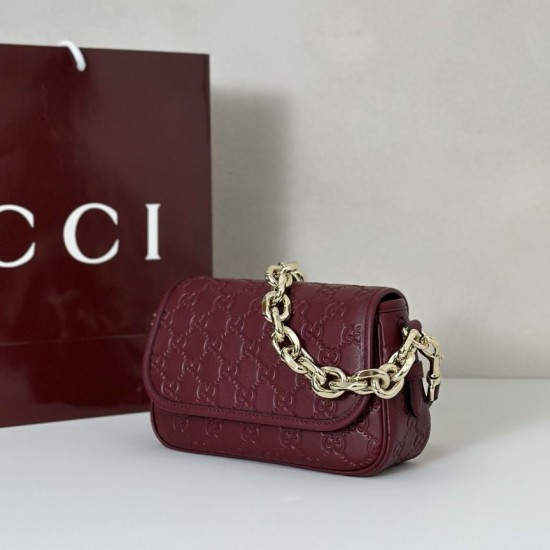 Repliche Perfette Gucci 847448 Borsa a tracolla piccola GG Emblem Bordeaux Imitazioni False Online