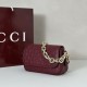 Repliche Perfette Gucci 847448 Borsa a tracolla piccola GG Emblem Bordeaux Imitazioni False Online