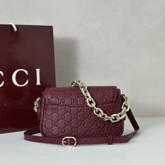 Repliche Perfette Gucci 847448 Borsa a tracolla piccola GG Emblem Bordeaux Imitazioni False Online