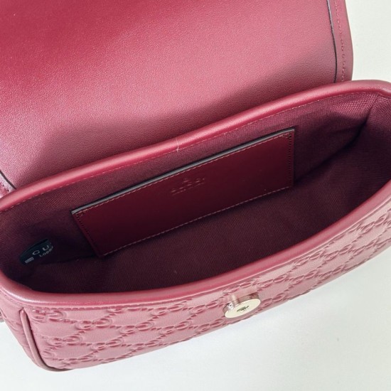 Repliche Perfette Gucci 847448 Borsa a tracolla piccola GG Emblem Bordeaux Imitazioni False Online