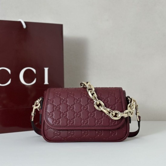 Repliche Perfette Gucci 847448 Borsa a tracolla piccola GG Emblem Bordeaux Imitazioni False Online
