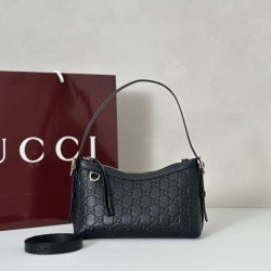 Repliche Perfette Gucci 847450 Borsa a tracolla piccola GG Emblem Nero Imitazioni False Online