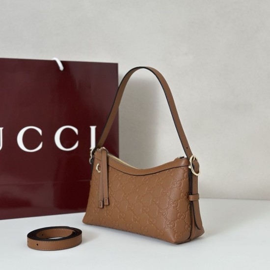 Repliche Perfette Gucci 847450 Borsa a tracolla piccola GG Emblem Marrone Imitazioni False Online