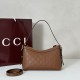 Repliche Perfette Gucci 847450 Borsa a tracolla piccola GG Emblem Marrone Imitazioni False Online