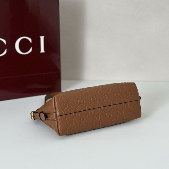 Repliche Perfette Gucci 847450 Borsa a tracolla piccola GG Emblem Marrone Imitazioni False Online