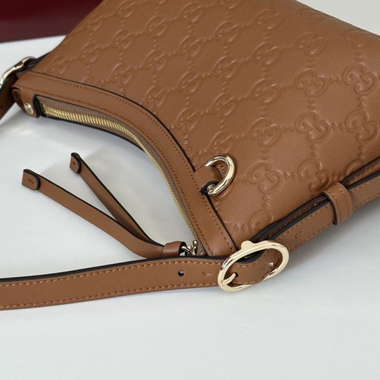 Repliche Perfette Gucci 847450 Borsa a tracolla piccola GG Emblem Marrone Imitazioni False Online
