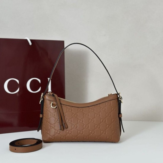 Repliche Perfette Gucci 847450 Borsa a tracolla piccola GG Emblem Marrone Imitazioni False Online