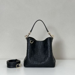 Repliche Perfette Borsa a secchiello piccola Gucci GG Emblem 815118 Nera Imitazioni False Online