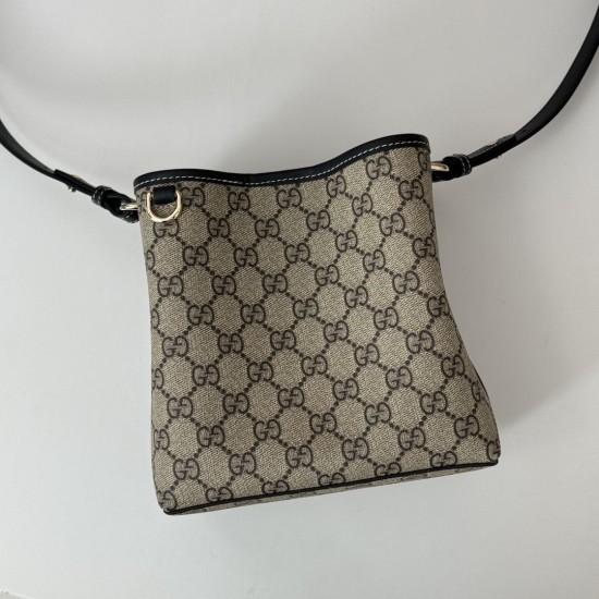 Repliche Perfette Borsa a secchiello piccola Gucci GG Emblem 815118 Nera Imitazioni False Online