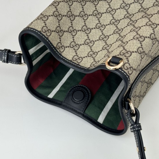 Repliche Perfette Borsa a secchiello piccola Gucci GG Emblem 815118 Nera Imitazioni False Online