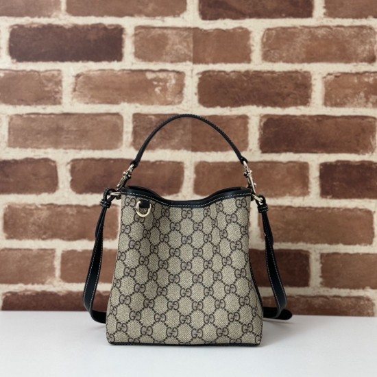 Repliche Perfette Borsa a secchiello piccola Gucci GG Emblem 815118 Nera Imitazioni False Online