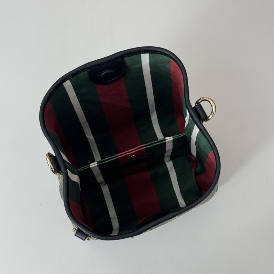 Repliche Perfette Borsa a secchiello piccola Gucci GG Emblem 815118 Nera Imitazioni False Online