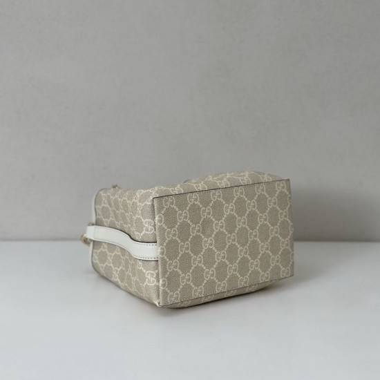 Repliche Perfette Borsa a secchiello piccola Gucci GG Emblem 815118 Bianca Imitazioni False Online