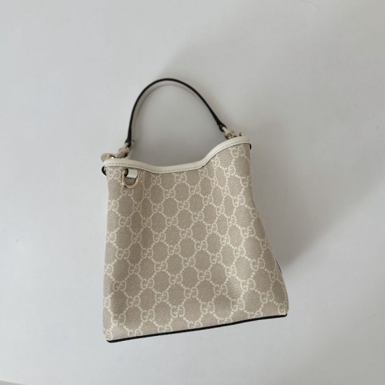 Repliche Perfette Borsa a secchiello piccola Gucci GG Emblem 815118 Bianca Imitazioni False Online