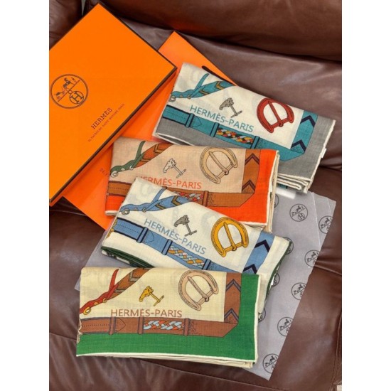 Repliche Perfette Sciarpa reversibile in cashmere Hermès con motivo a cavallo che salta 140 Blu Imitazioni False Online