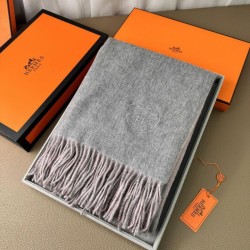 Repliche Perfette Scialle reversibile classico in cashmere bicolore Hermès 70 x 200 Grigio/Rosa Imitazioni False Online