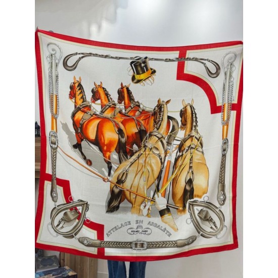 Repliche Perfette Scialle Hermès reversibile in velluto tono su tono con finimenti per cavalli stile balestra 135 Rosso Imitazioni False Online