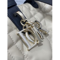 Repliche Borsa Tote Dior Toujours piccola/media/grande in pelle di vitello macrocannage beige cipria False Outlet Online Replica Perfetta Borsa Tote Dior Toujours piccola/media/grande in pelle di vitello macrocannage beige cipria Imitazioni Fake