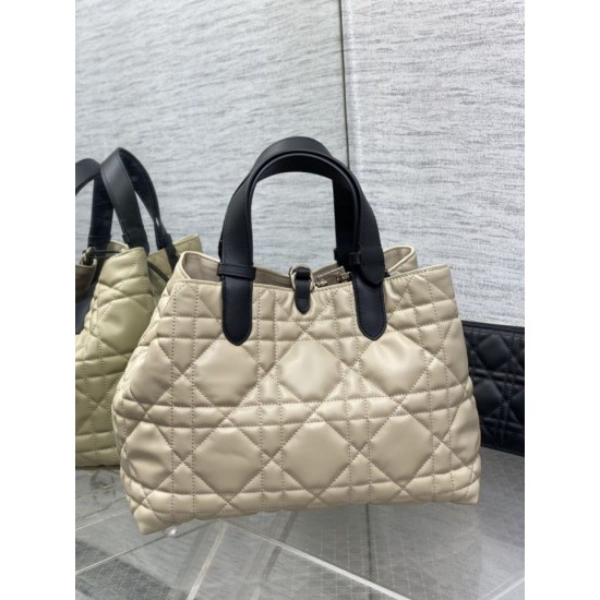 Repliche Borsa Tote Dior Toujours piccola/media/grande in pelle di vitello macrocannage beige cipria False Outlet Online Replica Perfetta Borsa Tote Dior Toujours piccola/media/grande in pelle di vitello macrocannage beige cipria Imitazioni Fake
