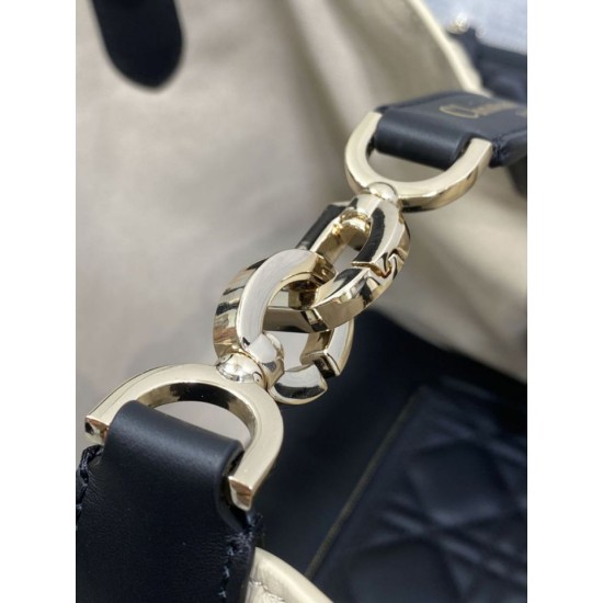 Repliche Borsa Tote Dior Toujours piccola/media/grande in pelle di vitello macrocannage beige cipria False Outlet Online Replica Perfetta Borsa Tote Dior Toujours piccola/media/grande in pelle di vitello macrocannage beige cipria Imitazioni Fake