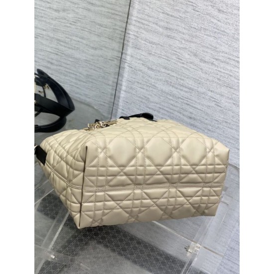 Repliche Borsa Tote Dior Toujours piccola/media/grande in pelle di vitello macrocannage beige cipria False Outlet Online Replica Perfetta Borsa Tote Dior Toujours piccola/media/grande in pelle di vitello macrocannage beige cipria Imitazioni Fake
