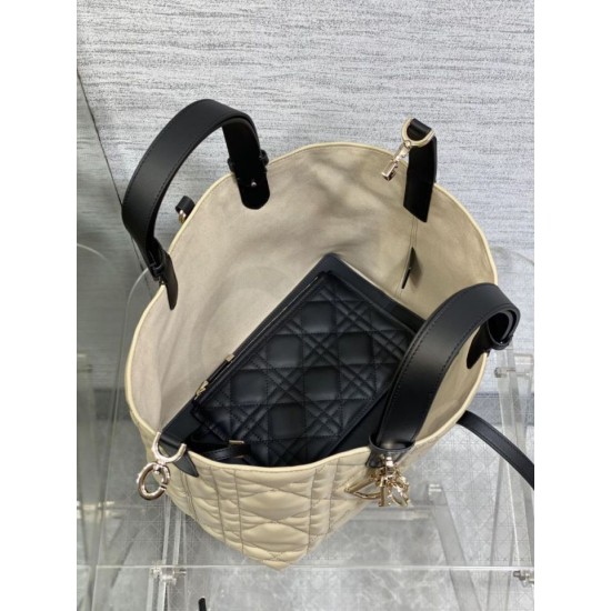Repliche Borsa Tote Dior Toujours piccola/media/grande in pelle di vitello macrocannage beige cipria False Outlet Online Replica Perfetta Borsa Tote Dior Toujours piccola/media/grande in pelle di vitello macrocannage beige cipria Imitazioni Fake