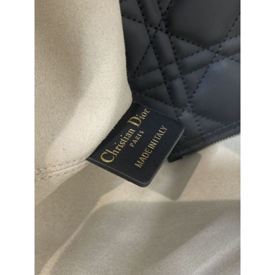 Repliche Borsa Tote Dior Toujours piccola/media/grande in pelle di vitello macrocannage beige cipria False Outlet Online Replica Perfetta Borsa Tote Dior Toujours piccola/media/grande in pelle di vitello macrocannage beige cipria Imitazioni Fake