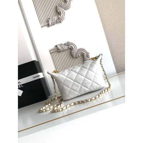 Repliche Borsa hobo Chanel piccola Pearls AS5898 pelle di vitello Bianco False Outlet Online Replica Perfetta Borsa hobo Chanel piccola Pearls AS5898 pelle di vitello Bianco Imitazioni Fake