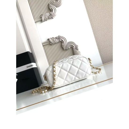 Repliche Borsa hobo Chanel piccola Pearls AS5898 pelle di vitello Bianco False Outlet Online Replica Perfetta Borsa hobo Chanel piccola Pearls AS5898 pelle di vitello Bianco Imitazioni Fake