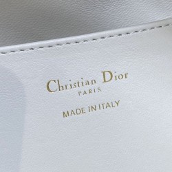 Replica Perfetta Dior piccola borsa a secchiello Dior Caro Latte Macrocannage Bianco Imitazioni Fake