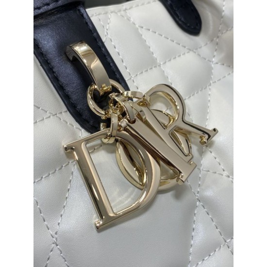 Repliche Borsa Dior Toujours Media Macrocannage Bianco/Nero False Outlet Online Replica Perfetta Borsa Dior Toujours Media Macrocannage Bianco/Nero Imitazioni Fake