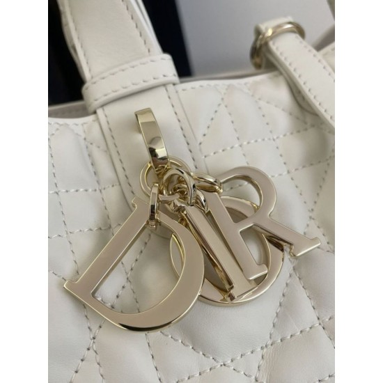 Repliche Borsa Tote Dior Toujours mini in Macrocannage bianco False Outlet Online Replica Perfetta Borsa Tote Dior Toujours mini in Macrocannage bianco Imitazioni Fake