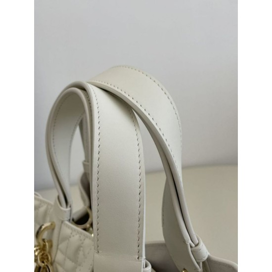 Repliche Borsa Tote Dior Toujours mini in Macrocannage bianco False Outlet Online Replica Perfetta Borsa Tote Dior Toujours mini in Macrocannage bianco Imitazioni Fake