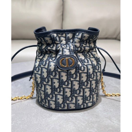 Repliche Dior 30 Montaigne Mini Bucket Bag con coulisse Blu scuro Imitazioni Premium Migliore Repliche Dior 30 Montaigne Mini Bucket Bag con coulisse Blu scuro Economiche Outlet Online