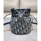 Repliche Dior 30 Montaigne Mini Bucket Bag con coulisse Blu scuro Imitazioni Premium Migliore Repliche Dior 30 Montaigne Mini Bucket Bag con coulisse Blu scuro Economiche Outlet Online