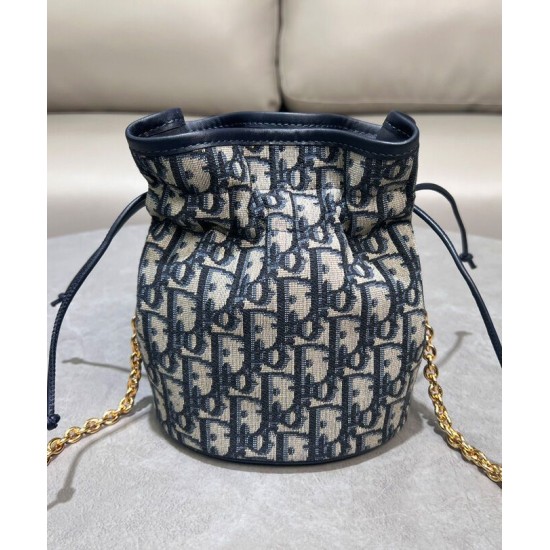 Repliche Dior 30 Montaigne Mini Bucket Bag con coulisse Blu scuro Imitazioni Premium Migliore Repliche Dior 30 Montaigne Mini Bucket Bag con coulisse Blu scuro Economiche Outlet Online