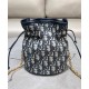 Repliche Dior 30 Montaigne Mini Bucket Bag con coulisse Blu scuro Imitazioni Premium Migliore Repliche Dior 30 Montaigne Mini Bucket Bag con coulisse Blu scuro Economiche Outlet Online