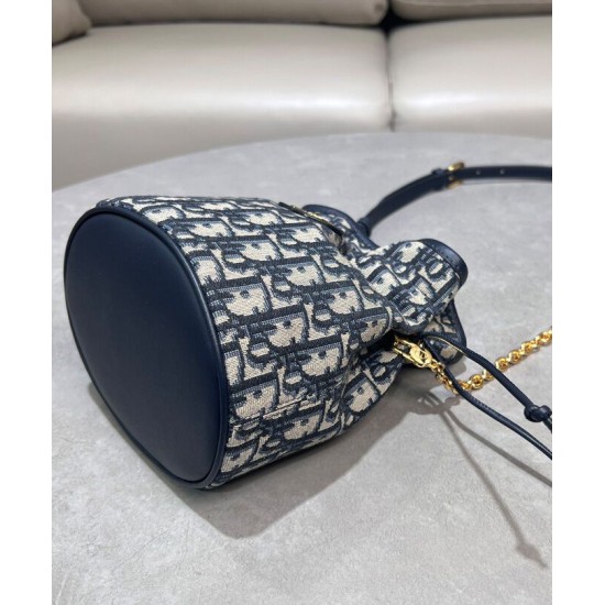 Repliche Dior 30 Montaigne Mini Bucket Bag con coulisse Blu scuro Imitazioni Premium Migliore Repliche Dior 30 Montaigne Mini Bucket Bag con coulisse Blu scuro Economiche Outlet Online