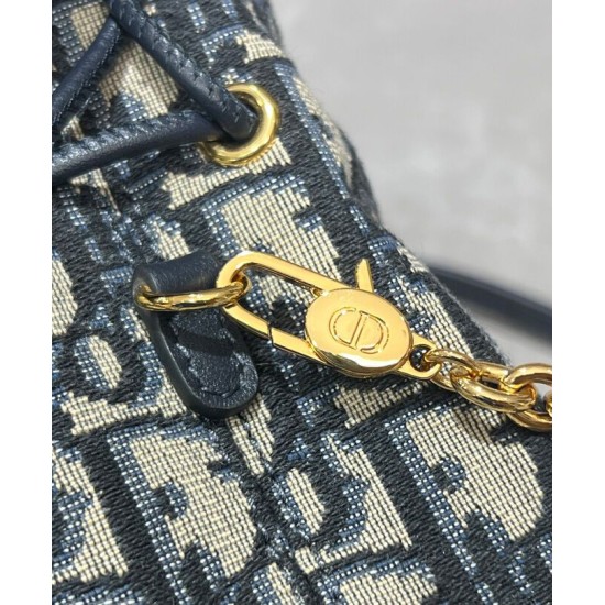 Repliche Dior 30 Montaigne Mini Bucket Bag con coulisse Blu scuro Imitazioni Premium Migliore Repliche Dior 30 Montaigne Mini Bucket Bag con coulisse Blu scuro Economiche Outlet Online