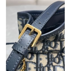Migliore Repliche Dior 30 Montaigne Mini Bucket Bag con coulisse Blu scuro Economiche Outlet Online