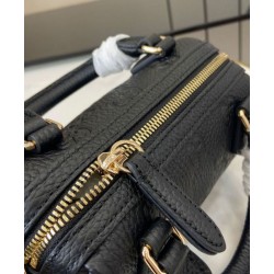 Perfette Qualità Repliche Borsa con manico superiore Super Mini Gucci GG Emblem 815256 Nera Imitazione