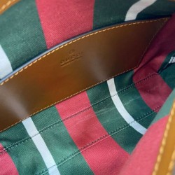 Miglior Falso Borsa a tracolla piccola Gucci GG Emblem 815218 Caffè Economiche Premium