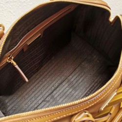 Replica perfetta Borsa tote Prada Fever-Edition in nylon riciclato e Safiano Caffè Imitazione Outlet Online