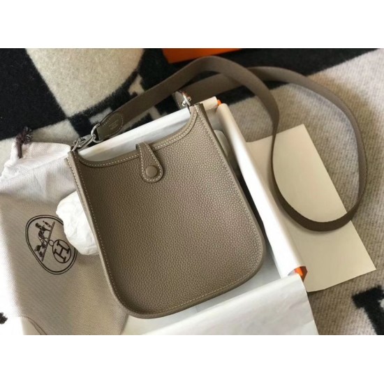 Migliore Replica Mini borsa Hermes Evelyne III TPM in pelle Clemence color talpa Imitazioni Outlet Italia Perfette Qualità Repliche Mini borsa Hermes Evelyne III TPM in pelle Clemence color talpa Imitazione
