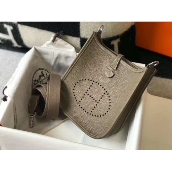 Migliore Replica Mini borsa Hermes Evelyne III TPM in pelle Clemence color talpa Imitazioni Outlet Italia Perfette Qualità Repliche Mini borsa Hermes Evelyne III TPM in pelle Clemence color talpa Imitazione