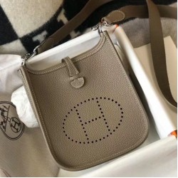 Perfette Qualità Repliche Mini borsa Hermes Evelyne III TPM in pelle Clemence color talpa Imitazione
