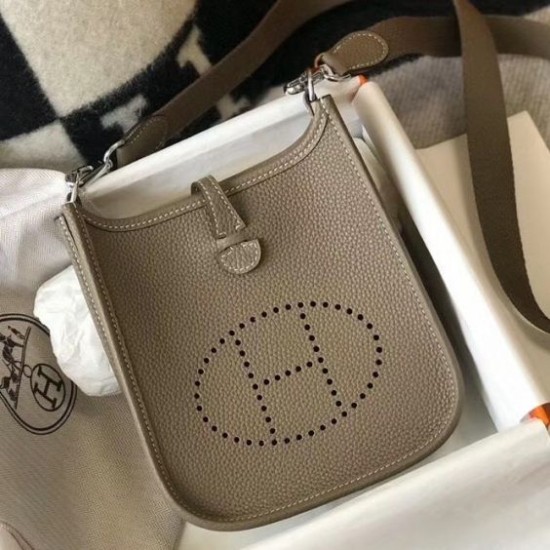 Migliore Replica Mini borsa Hermes Evelyne III TPM in pelle Clemence color talpa Imitazioni Outlet Italia Perfette Qualità Repliche Mini borsa Hermes Evelyne III TPM in pelle Clemence color talpa Imitazione